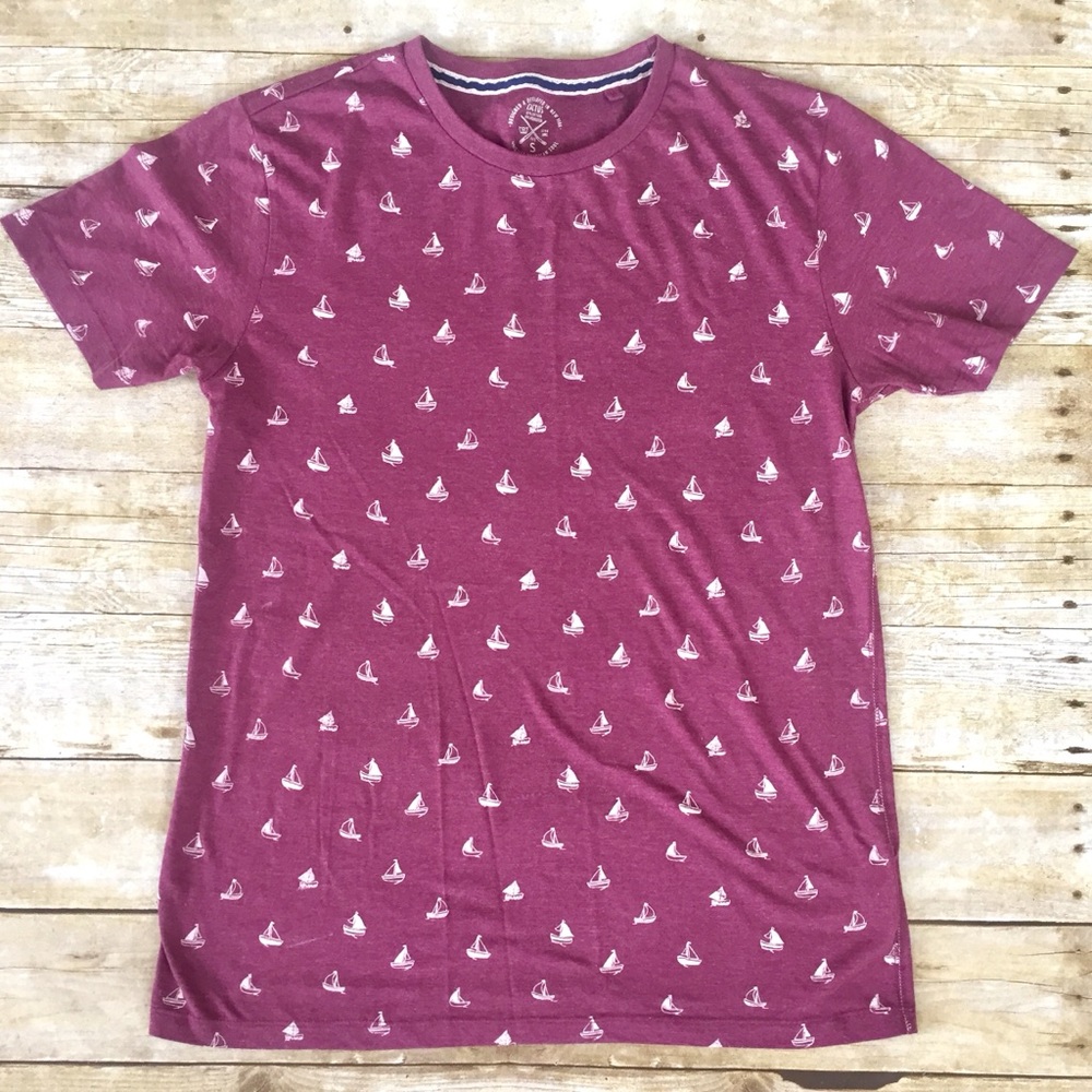 Men’s fitted sailboat pattern t-shirt